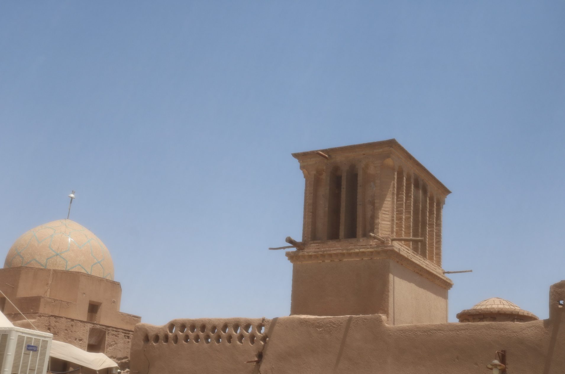 در این عکس، شیوهی سنتی و جدیدِ خنکسازی را با هم میبینید